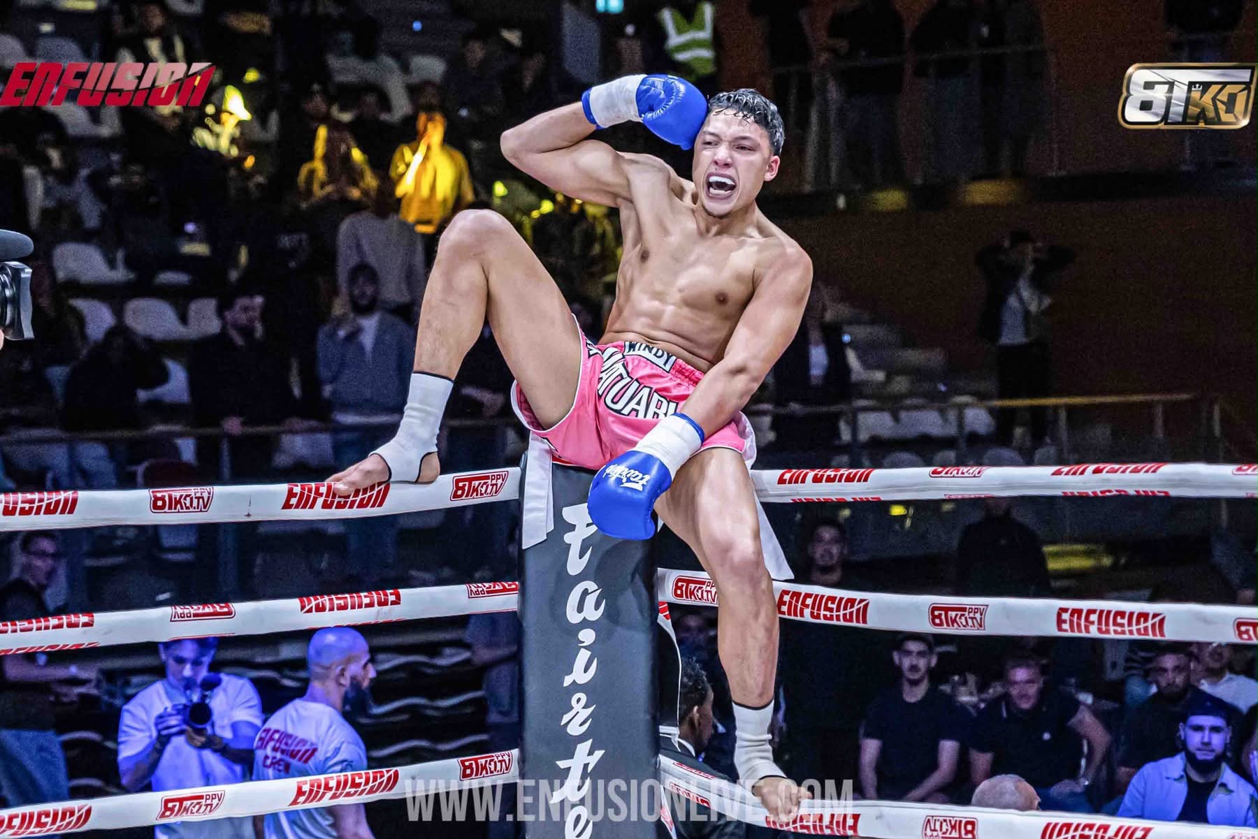 Chouaza Tulis viert de overwinning op de ringtouwen