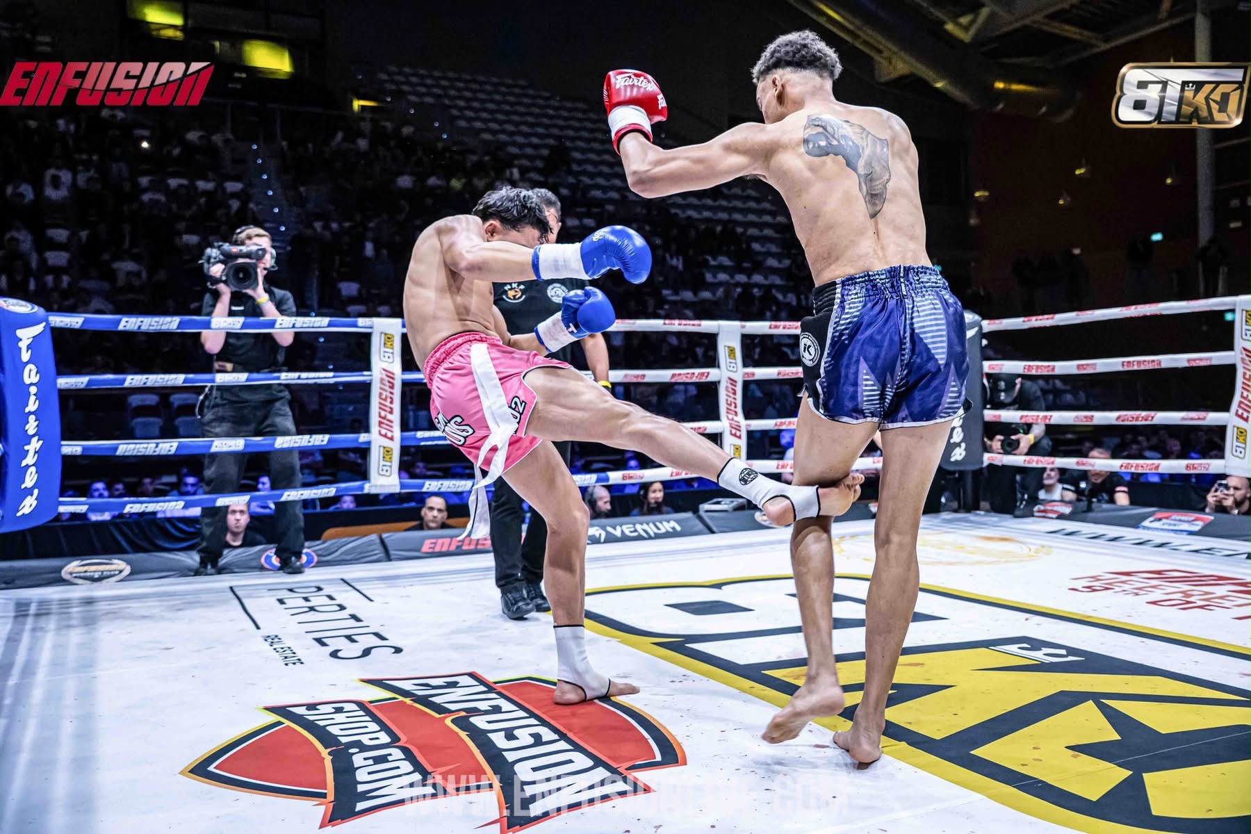 Chouaza Tulis landt een high kick in de ring